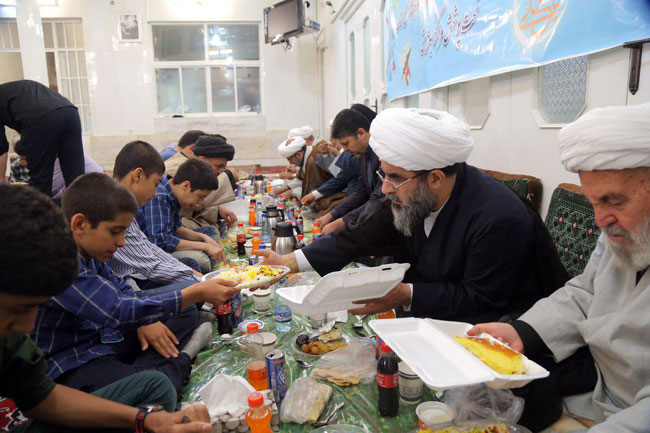 ضيافت افطار در جمع فرزندان تحت پوشش مراکز بهزيستي
