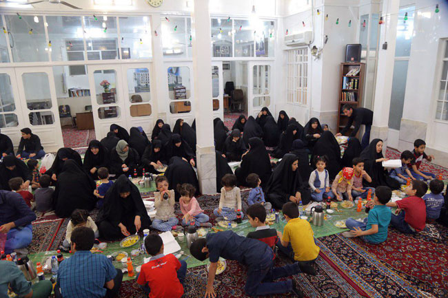 ضيافت افطار در جمع فرزندان تحت پوشش مراکز بهزيستي