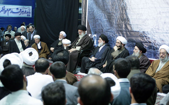 حضور  معظم له در مراسم چهاردهمین سالگرد رحلت حاج سید احمد خمینی