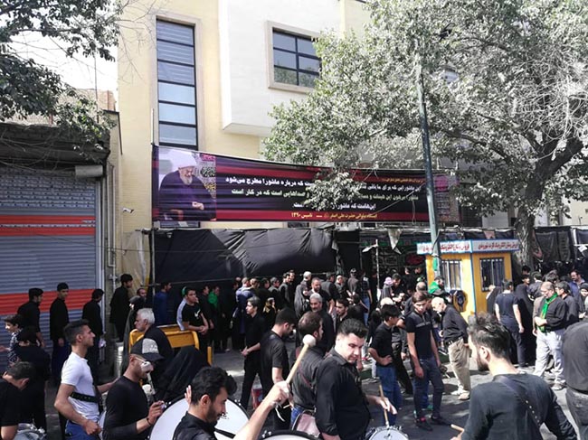 معظم له در حال پذیرایی عزاداران حسینی در ایستگاه صلواتی حضرت علی اصغر(ع) وابسته به دفتر در روز تاسوعا و عاشورا