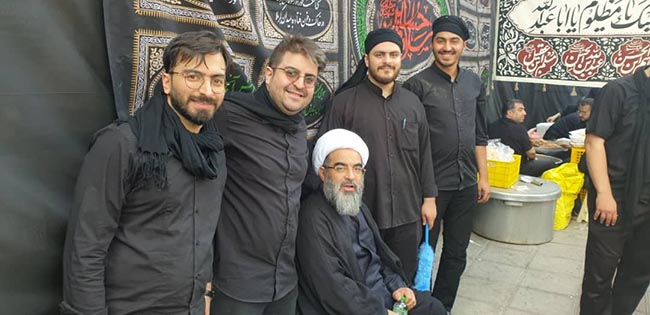 معظم له در حال پذیرایی عزاداران حسینی در ایستگاه صلواتی حضرت علی اصغر(ع) وابسته به دفتر در روز تاسوعا و عاشورا