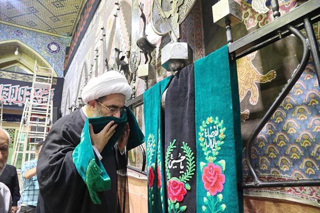 مراسم سنتی سیاه پوش کردن تکیه حاج سید حسن قم با حضور آیت الله فاضل لنکرانی