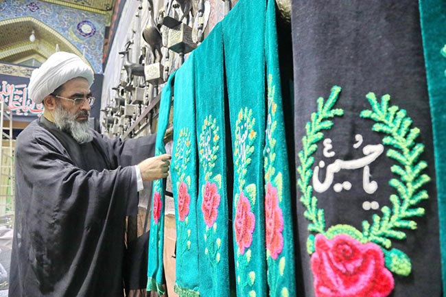 مراسم سنتی سیاه پوش کردن تکیه حاج سید حسن قم با حضور آیت الله فاضل لنکرانی