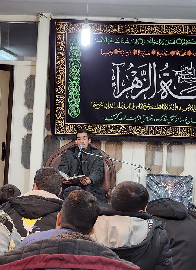 حضور مسئولین، اساتید و طلاب مدرسه قرآنی ائمه اطهار(ع) قم در مراسم روضه دفتر مشهد