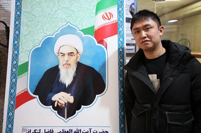 تشرف یک جوان چینی به دین اسلام در حضور آیت الله فاضل لنکرانی