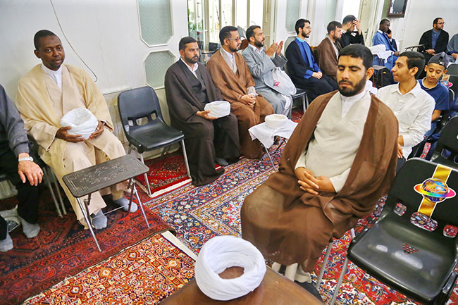 عمامه‌‌گذاری تعدادی از طلاب ایرانی و خارجی به مناسبت عید سعید غدیر
