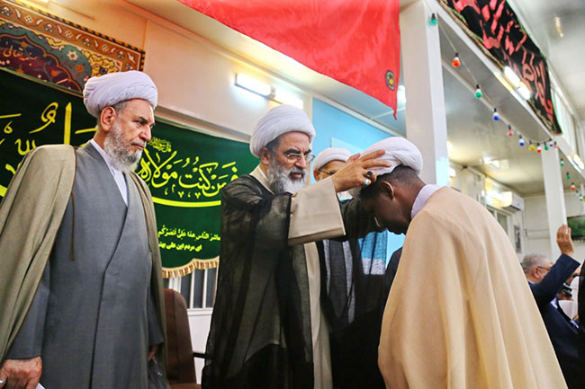 عمامه‌‌گذاری تعدادی از طلاب ایرانی و خارجی به مناسبت عید سعید غدیر