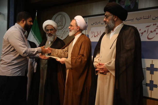 تجلیل از ممتازین علمی مجتمع آموزشی پژوهشی ائمه اطهار(ع)