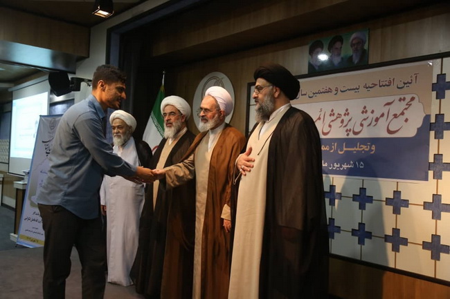 تجلیل از ممتازین علمی مجتمع آموزشی پژوهشی ائمه اطهار(ع)