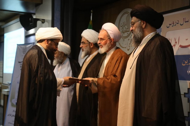 تجلیل از ممتازین علمی مجتمع آموزشی پژوهشی ائمه اطهار(ع)