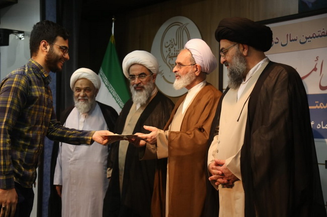 تجلیل از ممتازین علمی مجتمع آموزشی پژوهشی ائمه اطهار(ع)