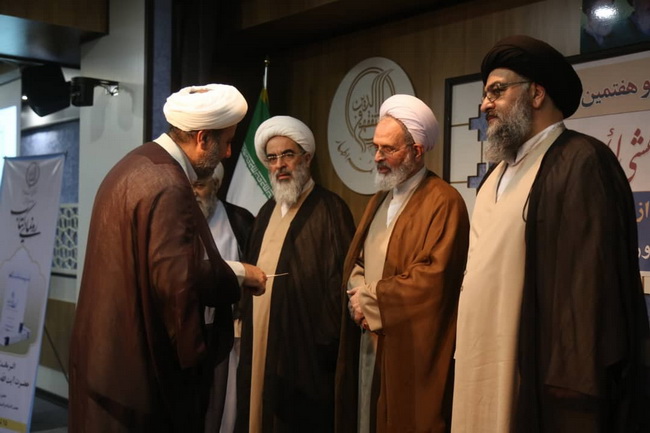تجلیل از ممتازین علمی مجتمع آموزشی پژوهشی ائمه اطهار(ع)