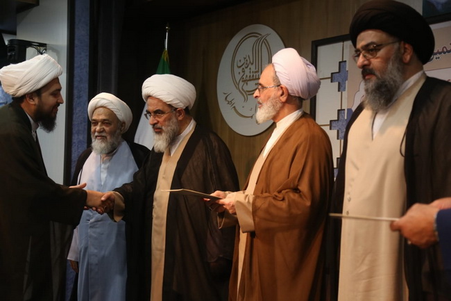 تجلیل از ممتازین علمی مجتمع آموزشی پژوهشی ائمه اطهار(ع)