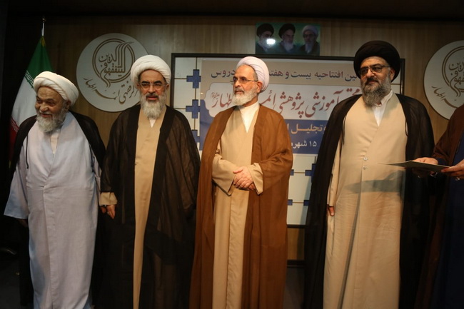 تجلیل از ممتازین علمی مجتمع آموزشی پژوهشی ائمه اطهار(ع)