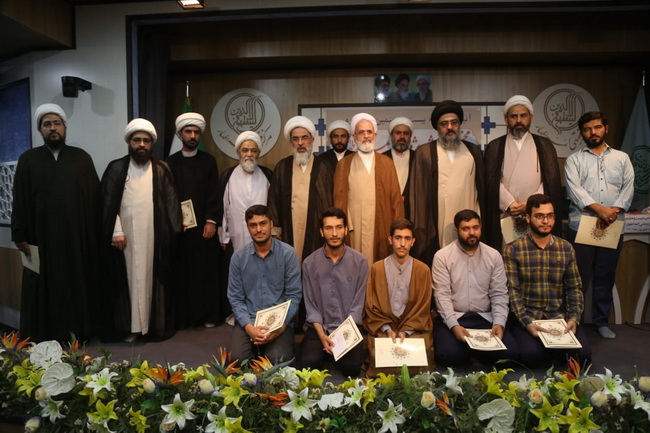 تجلیل از ممتازین علمی مجتمع آموزشی پژوهشی ائمه اطهار(ع)