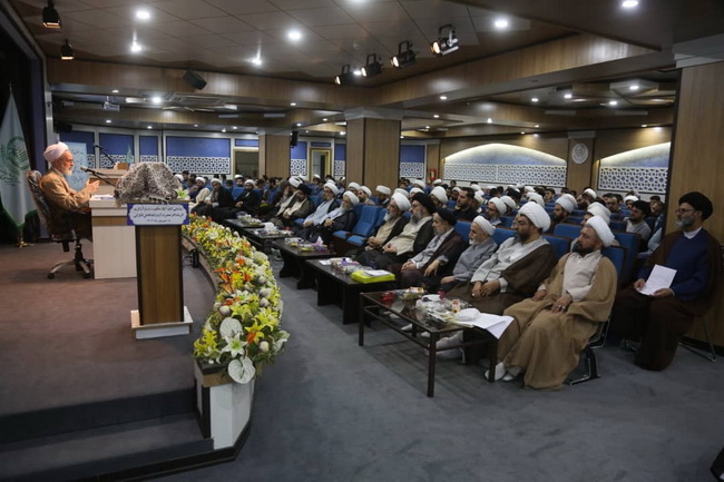 رونمایی کتاب « آیات حکومت در قرآن » اثر ارزشمند و ماندگار حضرت آیت الله فاضل لنکرانی در سالن اجتماعات فقاهت مجتمع آموزشی پژوهشی ائمه اطهار(ع)