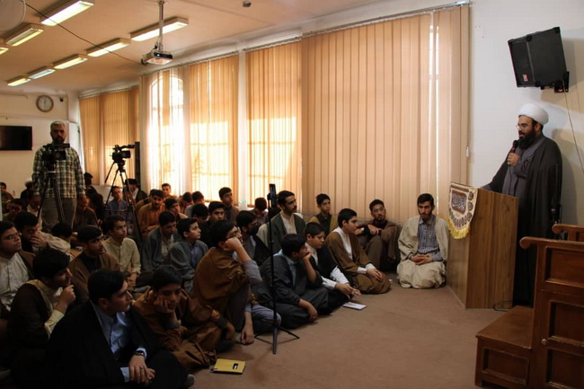 درس اخلاق مدرسه علمیه قرآن محوری ائمه اطهار(علیهم السلام)