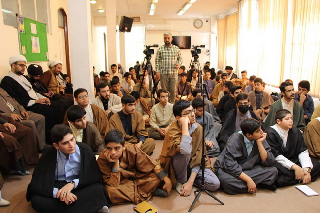 درس اخلاق مدرسه علمیه قرآن محوری ائمه اطهار(علیهم السلام)