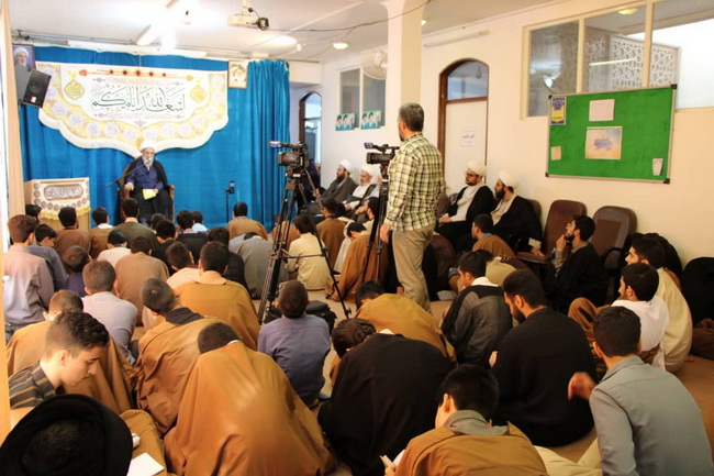 درس اخلاق مدرسه علمیه قرآن محوری ائمه اطهار(علیهم السلام)