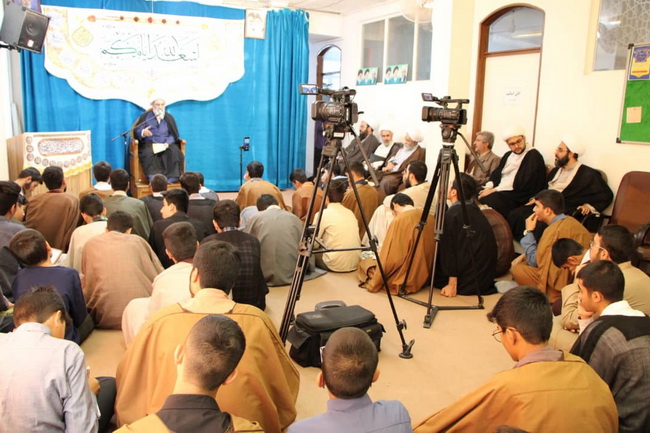 درس اخلاق مدرسه علمیه قرآن محوری ائمه اطهار(علیهم السلام)