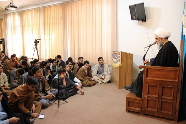 درس اخلاق مدرسه علمیه قرآن محوری ائمه اطهار(علیهم السلام)