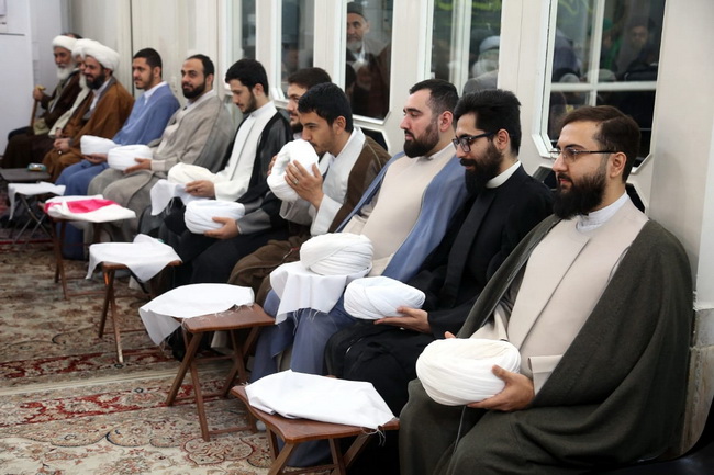 عمامه گذاری در حسینیه دفتر آیت الله فاضل لنکرانی