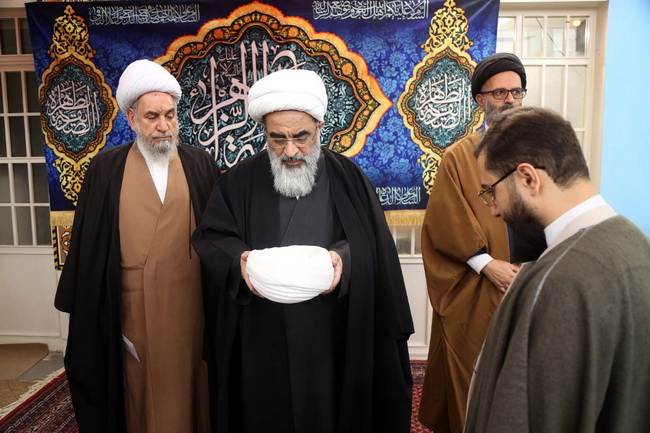 عمامه گذاری در حسینیه دفتر آیت الله فاضل لنکرانی