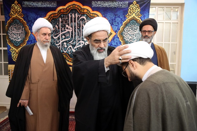 عمامه گذاری در حسینیه دفتر آیت الله فاضل لنکرانی