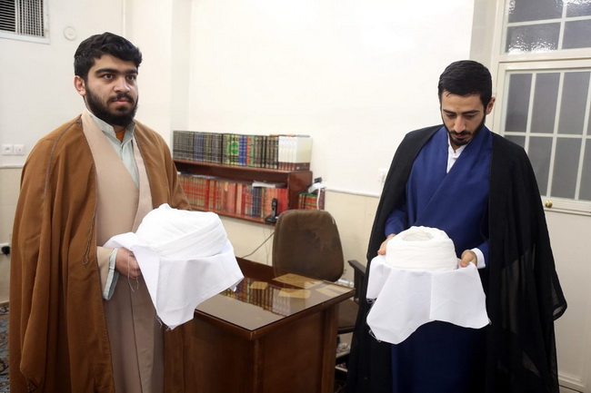 عمامه گذاری در حسینیه دفتر آیت الله فاضل لنکرانی