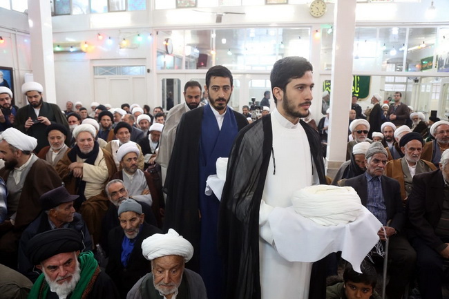 عمامه گذاری در حسینیه دفتر آیت الله فاضل لنکرانی