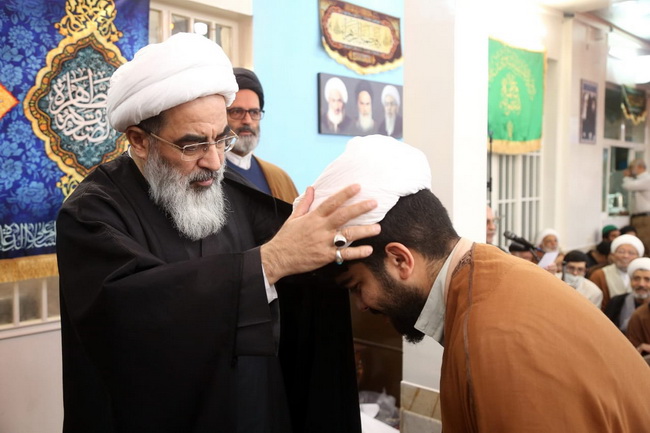 عمامه گذاری در حسینیه دفتر آیت الله فاضل لنکرانی