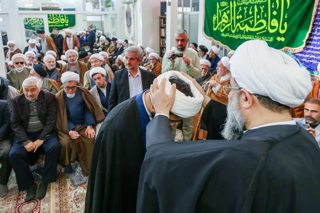 عمامه گذاری در حسینیه دفتر آیت الله فاضل لنکرانی