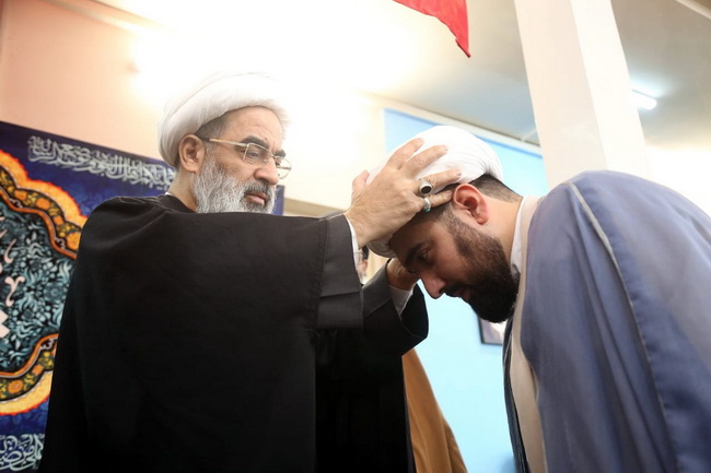 عمامه گذاری در حسینیه دفتر آیت الله فاضل لنکرانی