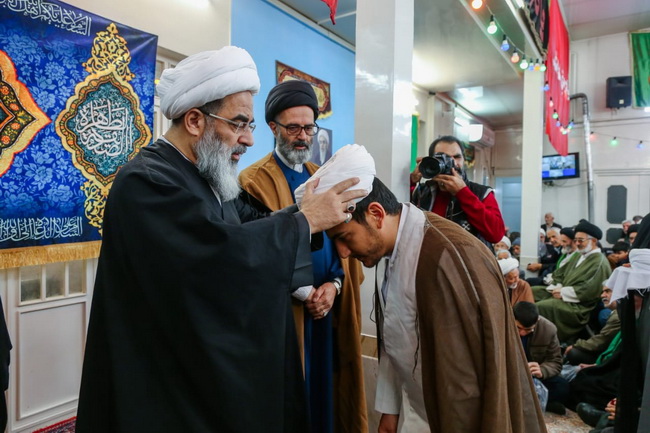 عمامه گذاری در حسینیه دفتر آیت الله فاضل لنکرانی