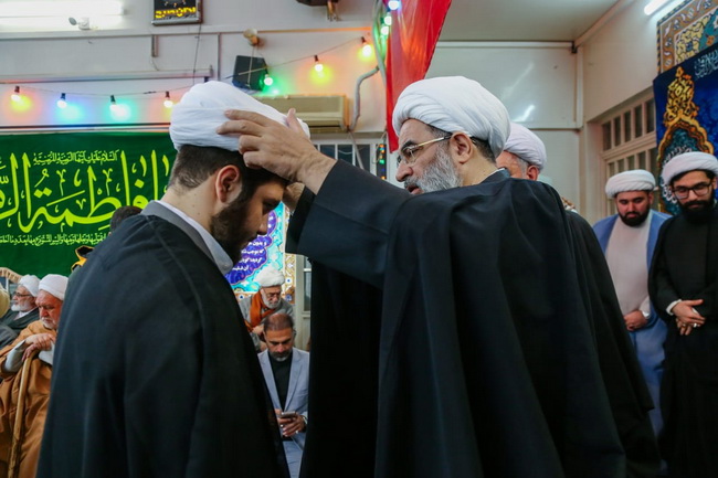 عمامه گذاری در حسینیه دفتر آیت الله فاضل لنکرانی