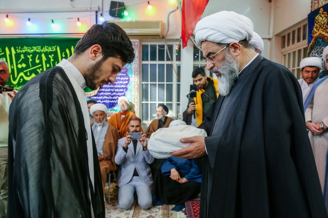 عمامه گذاری در حسینیه دفتر آیت الله فاضل لنکرانی