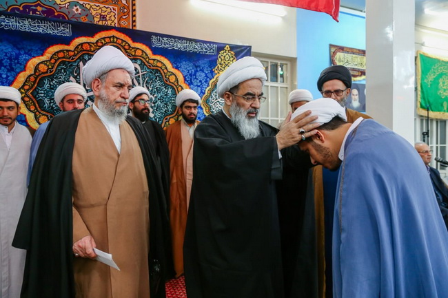 عمامه گذاری در حسینیه دفتر آیت الله فاضل لنکرانی