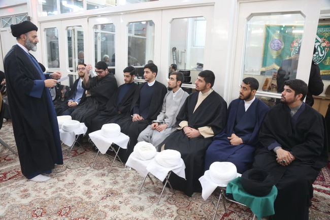 آئین عمامه گذاری طلاب در جشن میلاد امیرالمومنین(ع) در حسینیه دفتر آیت الله فاضل لنکرانی