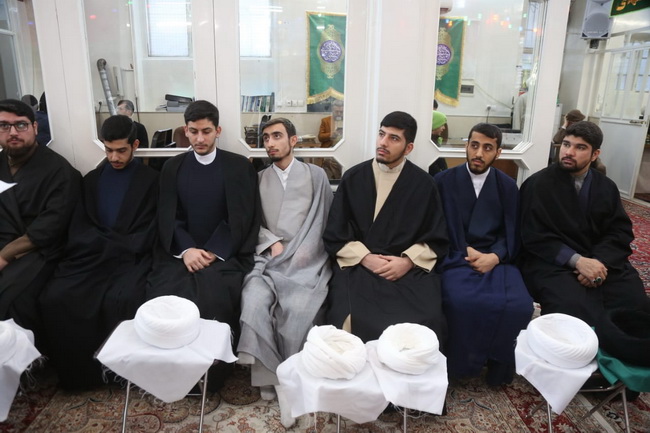آئین عمامه گذاری طلاب در جشن میلاد امیرالمومنین(ع) در حسینیه دفتر آیت الله فاضل لنکرانی
