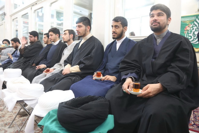 آئین عمامه گذاری طلاب در جشن میلاد امیرالمومنین(ع) در حسینیه دفتر آیت الله فاضل لنکرانی
