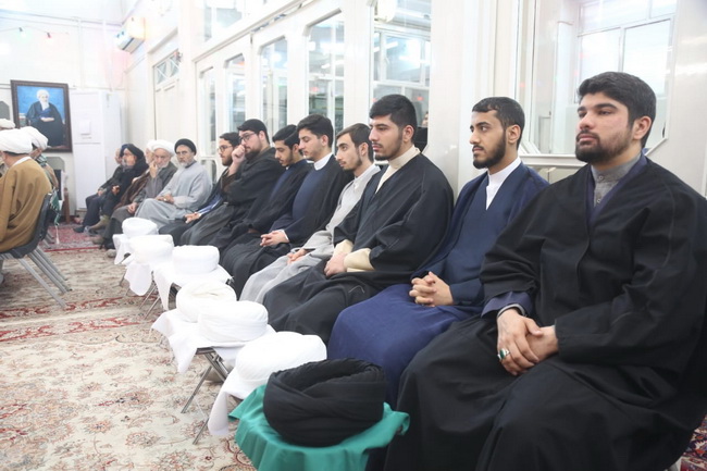 آئین عمامه گذاری طلاب در جشن میلاد امیرالمومنین(ع) در حسینیه دفتر آیت الله فاضل لنکرانی