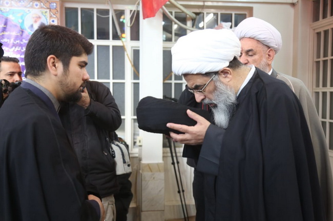 آئین عمامه گذاری طلاب در جشن میلاد امیرالمومنین(ع) در حسینیه دفتر آیت الله فاضل لنکرانی