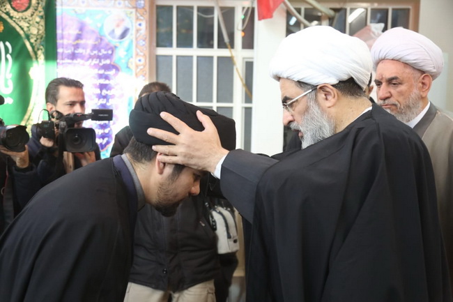آئین عمامه گذاری طلاب در جشن میلاد امیرالمومنین(ع) در حسینیه دفتر آیت الله فاضل لنکرانی