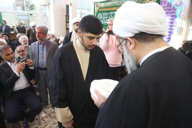 آئین عمامه گذاری طلاب در جشن میلاد امیرالمومنین(ع) در حسینیه دفتر آیت الله فاضل لنکرانی