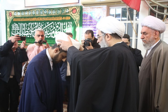 آئین عمامه گذاری طلاب در جشن میلاد امیرالمومنین(ع) در حسینیه دفتر آیت الله فاضل لنکرانی