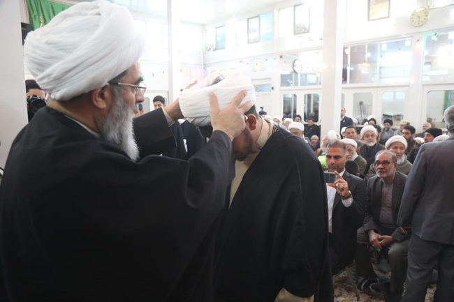 آئین عمامه گذاری طلاب در جشن میلاد امیرالمومنین(ع) در حسینیه دفتر آیت الله فاضل لنکرانی