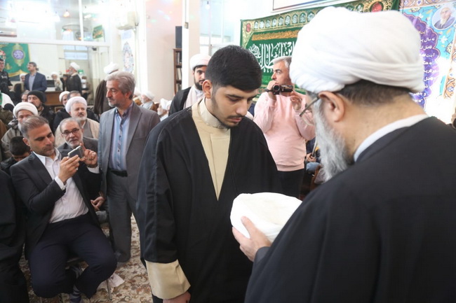 آئین عمامه گذاری طلاب در جشن میلاد امیرالمومنین(ع) در حسینیه دفتر آیت الله فاضل لنکرانی