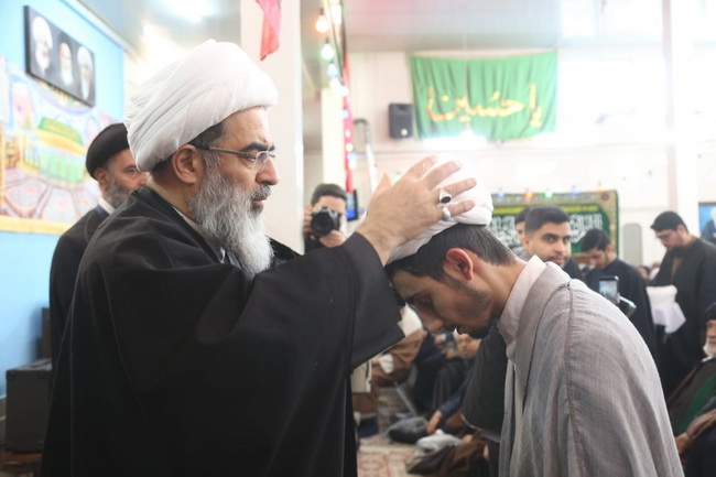 آئین عمامه گذاری طلاب در جشن میلاد امیرالمومنین(ع) در حسینیه دفتر آیت الله فاضل لنکرانی