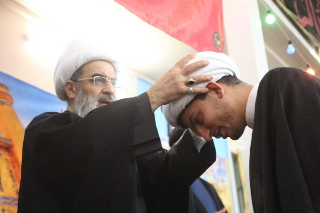 آئین عمامه گذاری طلاب در جشن میلاد امیرالمومنین(ع) در حسینیه دفتر آیت الله فاضل لنکرانی