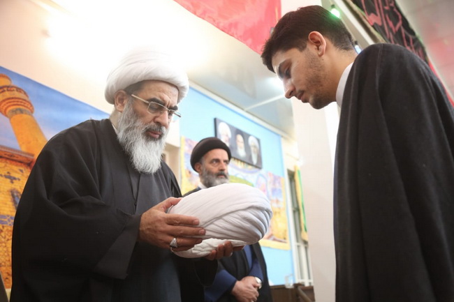 آئین عمامه گذاری طلاب در جشن میلاد امیرالمومنین(ع) در حسینیه دفتر آیت الله فاضل لنکرانی